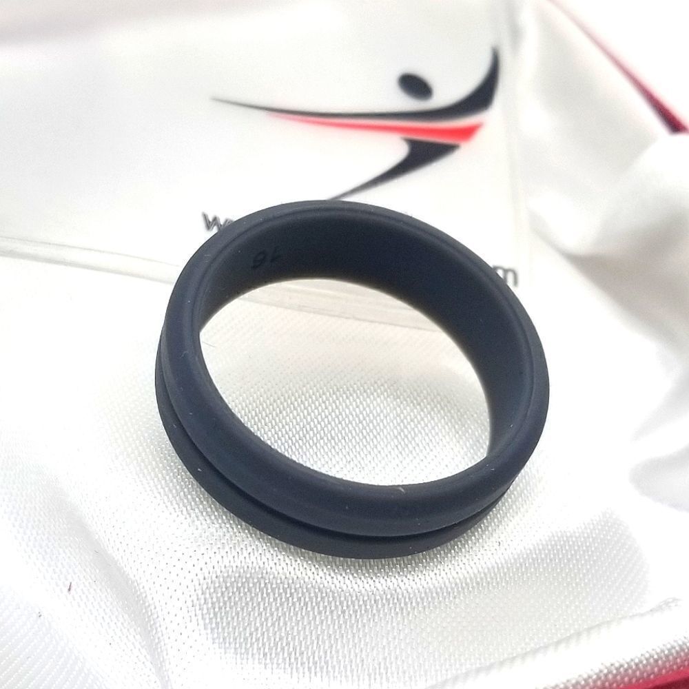 Mens size 16 silicon band ring